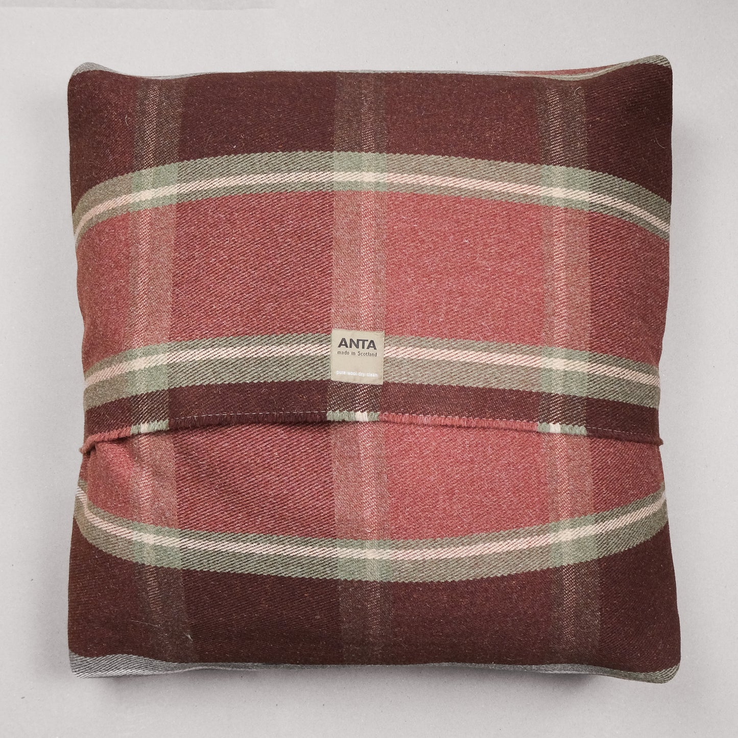 Dunvegan Pet Bed & Lead