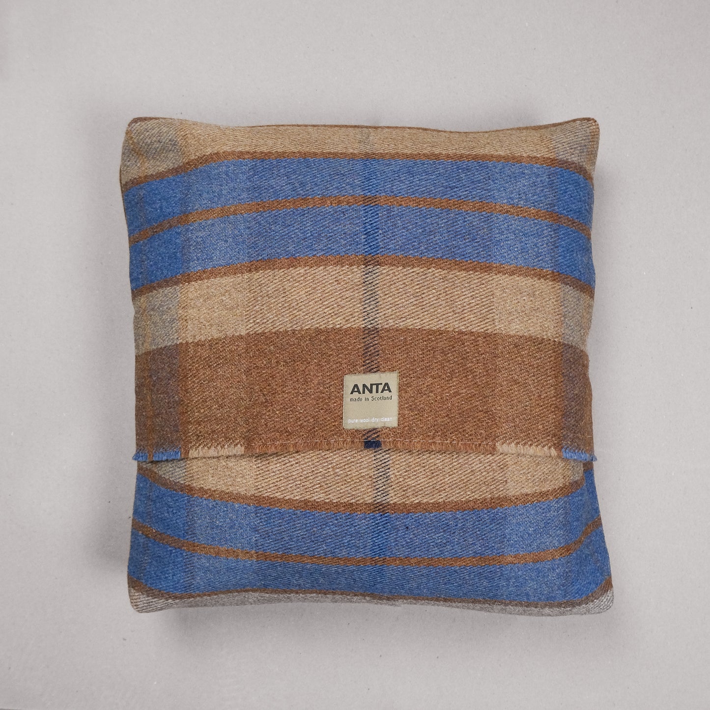 Jamie Fraser Pet Bed