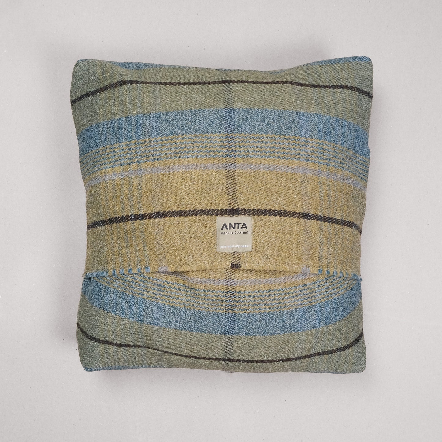 Duncan Macgillivray Pet Bed & Lead