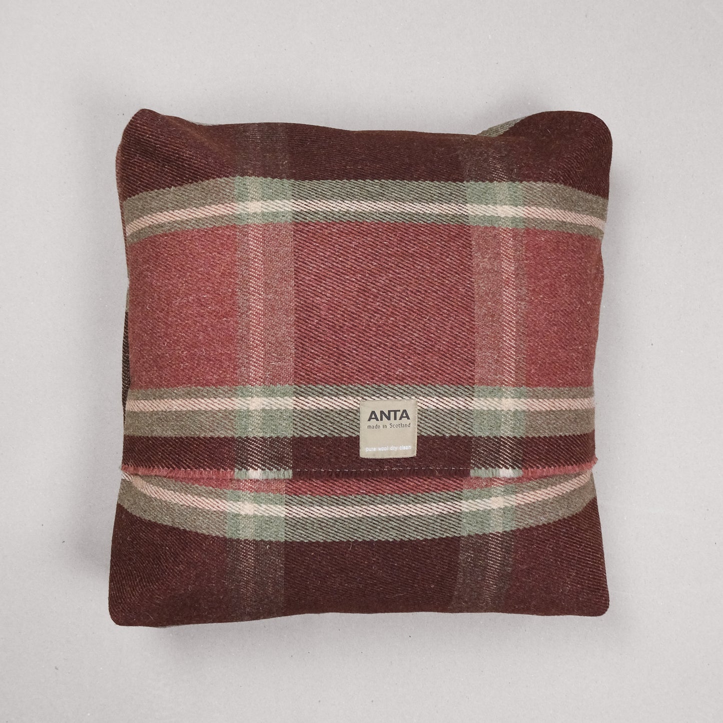 Dunvegan Pet Bed & Lead