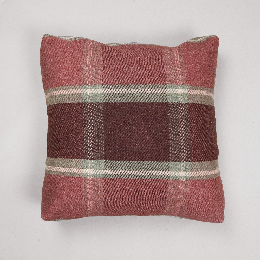 Dunvegan Pet Bed & Lead