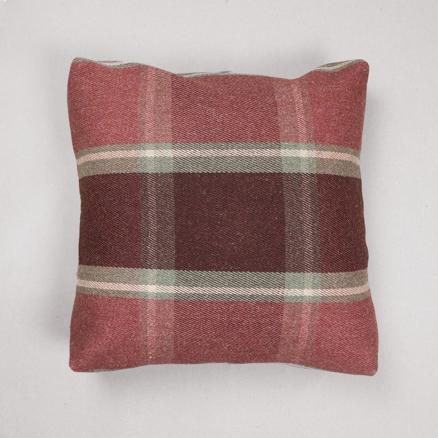 Dunvegan Pet Bed & Lead