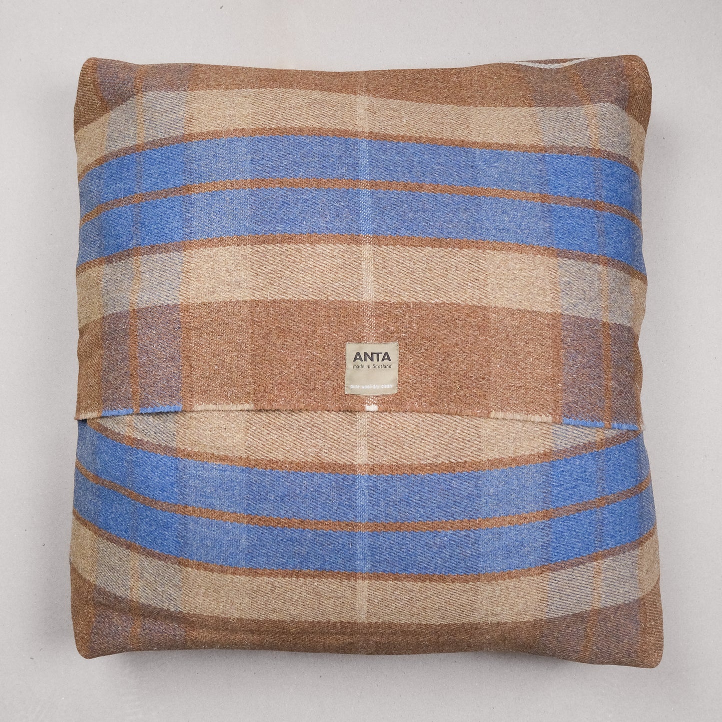 Jamie Fraser Pet Bed & Lead